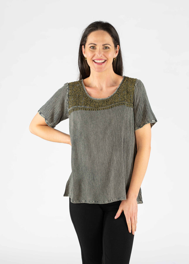 Top crinckle with embroidery panel round neck