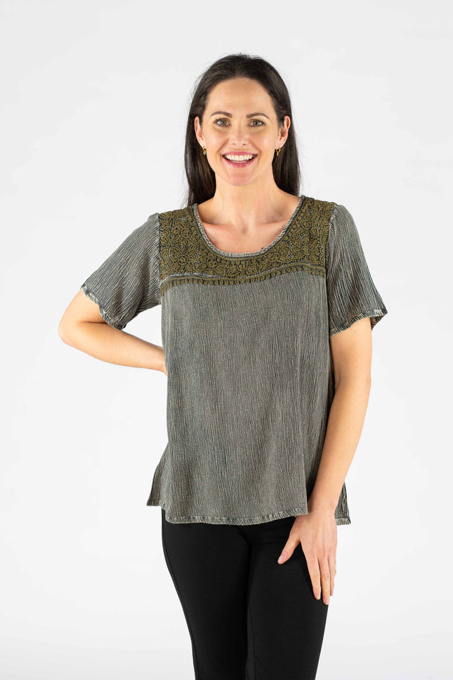 Top crinckle with embroidery panel round neck