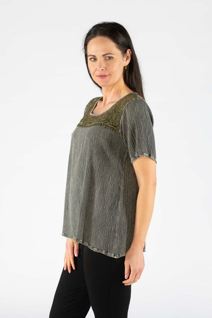 Top crinckle with embroidery panel round neck