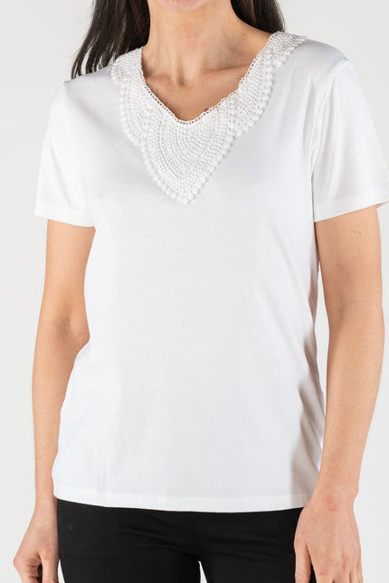 T-shirt Embroidered neck short sleeve.