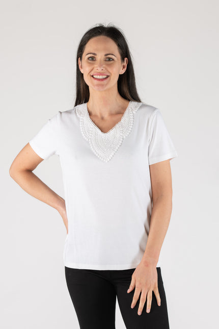 T-shirt Embroidered neck short sleeve.