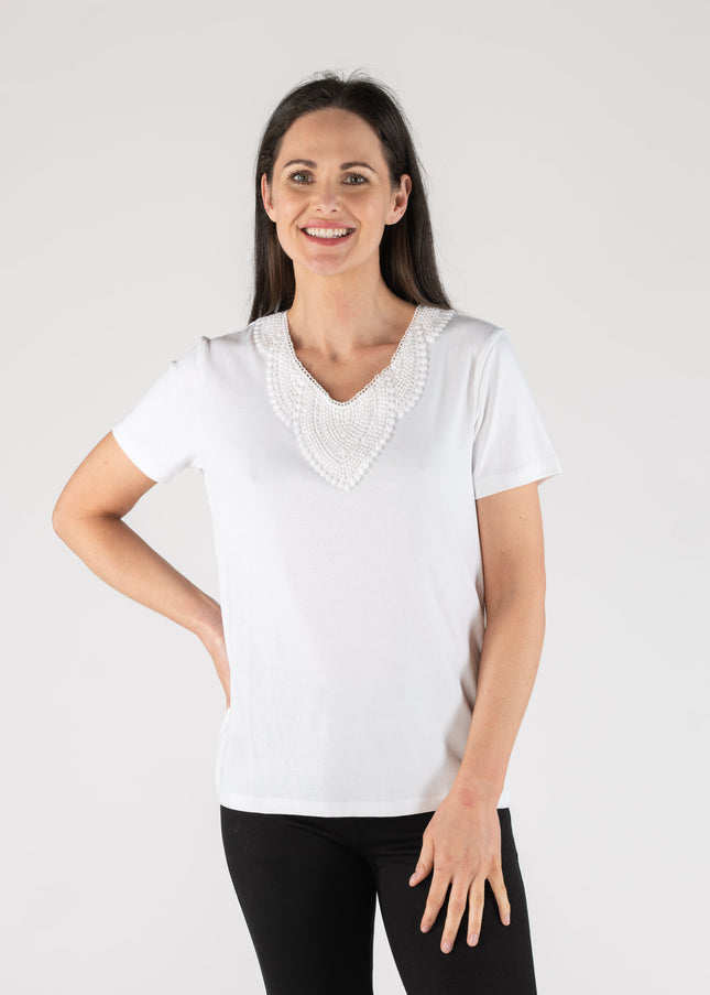 T-shirt Embroidered neck short sleeve.