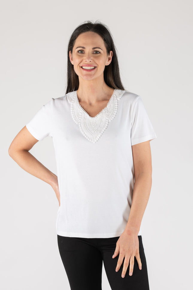 T-shirt Embroidered neck short sleeve.
